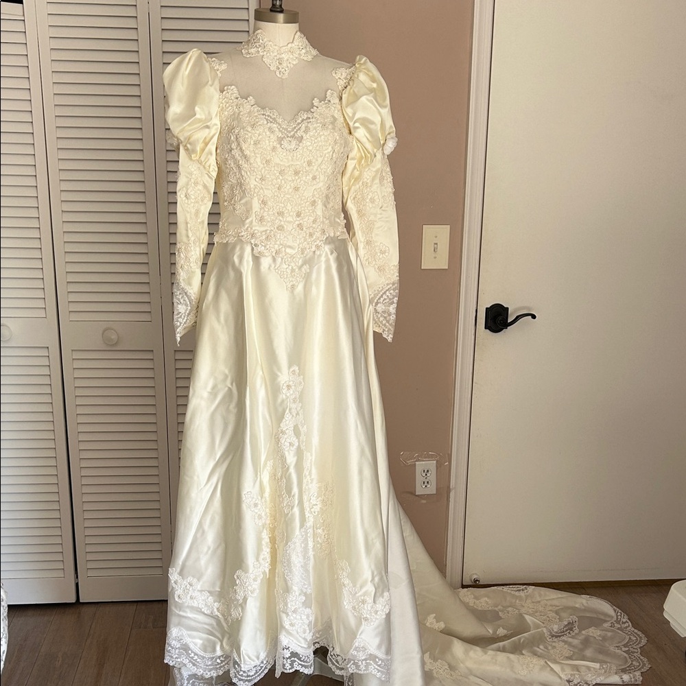 Vintage Ivory Beaded Puff Sleeve Embroidered Lace Wedding Gown size XS to S